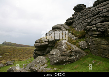 Felsformationen von Sattel-Tor, mit Haytor Rocks in der Ferne Stockfoto