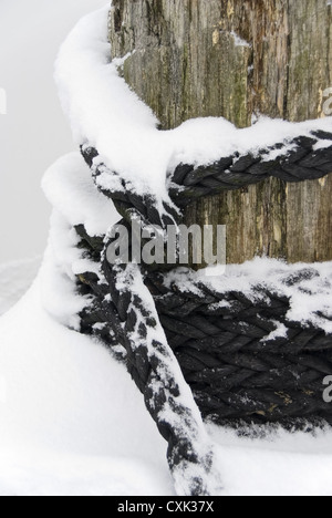 Poller mit Seil im winter Stockfoto