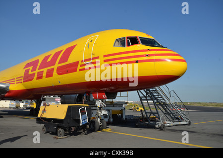 DHL Frachtflugzeug Boeing 757-200SF Parken am Flughafen Barcelona Stockfoto