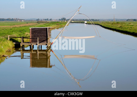 Angeln Carrelet aus La Barre-de-Monts mit Spiegelung im Wasser, im Departement Vendée in den Pays De La Loire in Frankreich Stockfoto