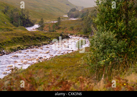 Der Fluß Etive fließt durch Glen Etive Argyll und Bute Schottland In den schottischen Highlands Stockfoto