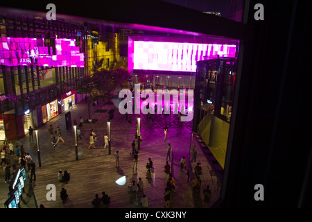Fußgänger zu Fuß durch ein Einkaufszentrum in der Nacht in der Sanlitun-Bezirk von zentral-Peking, China. Stockfoto
