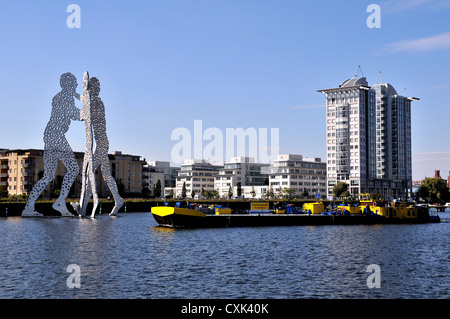 Molekül Mann Skulptur Barge an Spree Berlin Deutschland Stockfoto