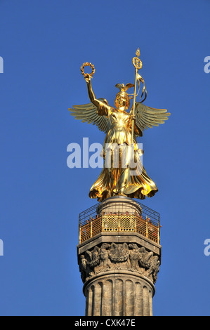 Goldene Statue an der Spitze der Siegessaüle Siegessäule Grossen stern Berlin Deutschland Stockfoto