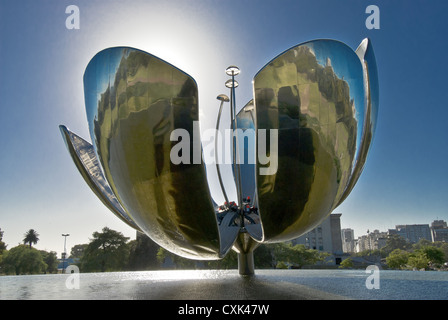 Floralis Generica Skulptur, Vereinten Nationen Park im Rocoleta Bezirk, Buenos Aires, Argentinien, Südamerika Stockfoto