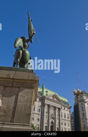 Statue von General Manuel Belgrano mit Fahne in Plaza de Mayor von Bank der argentinischen Nation, Buenos Aires, Argentinien Stockfoto