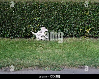 Amüsantes Schild, das Hundebesitzer auffordert, zu vermeiden, dass Haustiere den Rasen verderben. England, Großbritannien Stockfoto