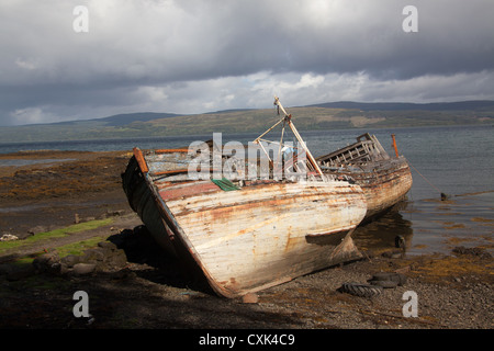 Isle of Mull, Schottland. Malerische Aussicht auf zerstörte Fischerboote auf Grund in der Nähe von Mull Dorf der Salen. Stockfoto