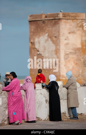 Einheimischen betrachten von Stadtmauer in Essaouira, Marokko Stockfoto