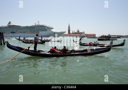 Wasser Verkehr und Kreuzfahrtschiff durch Saint Marks Kanal in Venedig, Italien Stockfoto