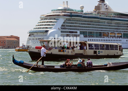 Kreuzfahrtschiff durch Saint Marks Kanal in Venedig, Italien Stockfoto