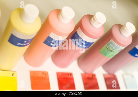 Flaschen von Farbe Stockfoto