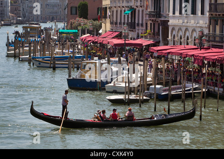 Canal Grande und Restaurants in Venedig, Italien Stockfoto