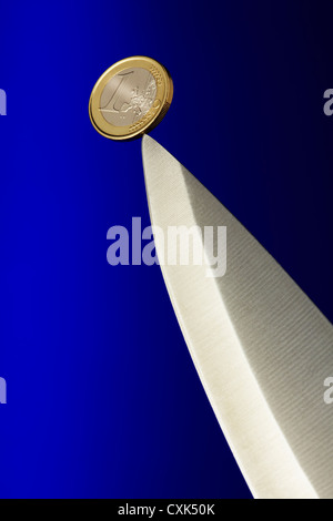 Euro-Münze auf Messerschneide Stockfoto