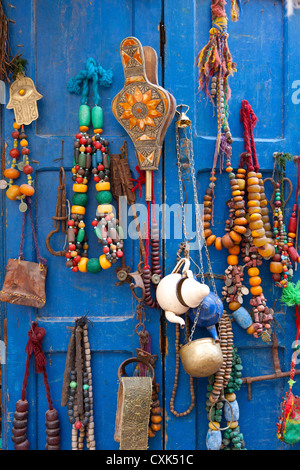 Schmuck und Schmuckstücke auf blaue Tür in Essaouira, Marokko Stockfoto