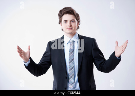 Porträt des jungen Geschäftsmann mit Handbewegung Stockfoto