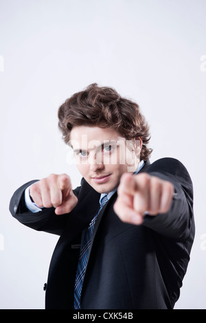 Porträt des jungen Geschäftsmann mit Handbewegung Stockfoto