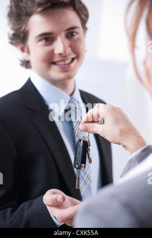 Geschäftsmann, Geschäftsfrau Schlüssel erhalten Stockfoto