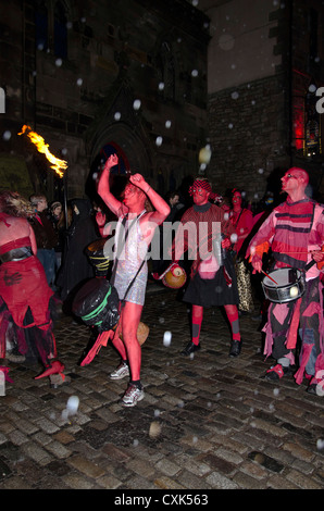 Menschen, die Teilnahme an Samhuinn Fire Festival, ein Halloween-Event im Zentrum von Edinburgh, Schottland. Stockfoto