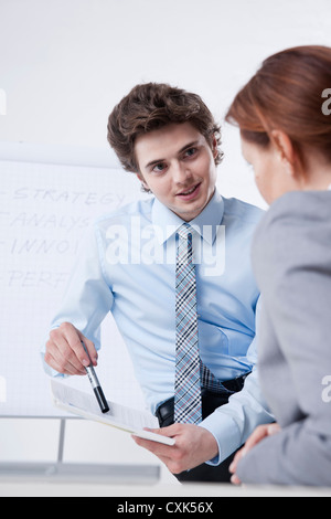 Junger Geschäftsmann, Geschäftsfrau Präsentation verleihen Stockfoto