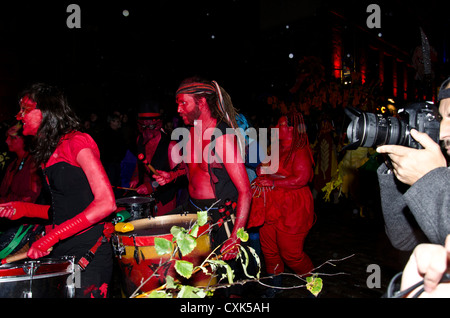 Menschen, die Teilnahme an Samhuinn Fire Festival, ein Halloween-Event im Zentrum von Edinburgh, Schottland. Stockfoto