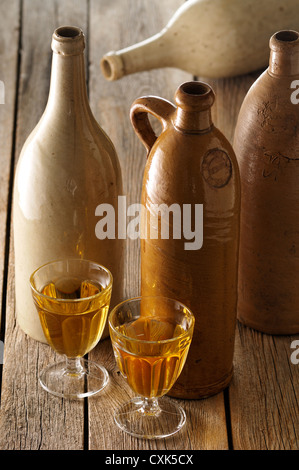 Keramikflaschen und Apfelwein Stockfoto