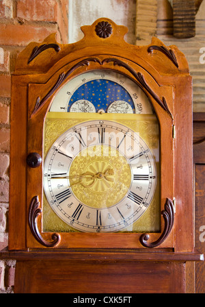 Antike und reich verzierte Uhr in Raum Stockfoto