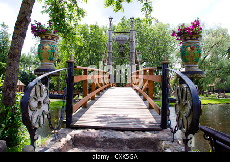 Original Design-River-Brücke im park Stockfoto