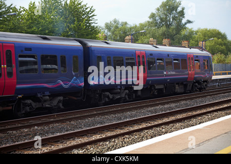 Erster Great Western-Zug am Bahnhof Oxford, Oxford, Oxfordshire UK im Juli Stockfoto