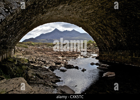 Blick Richtung schwarz Cullins durch die alte Brücke in Sligachan, Isle Of Skye. Stockfoto