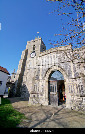 St. Mary The Virgin, eine mittelalterliche Steinkirche in Diss, East Anglia, Norfolk, England. Stockfoto