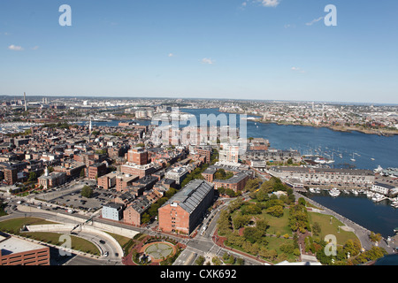 Luftaufnahme der North End, Boston, Massachusetts mit Hafen und Charlestown In der Ferne Stockfoto