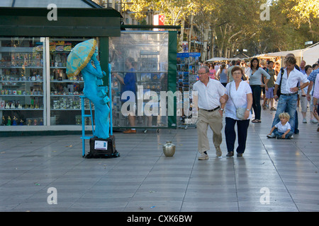 Touristen mit menschlichen Statue Straßenkünstler in Las Ramblas Straße in barcelona.spain,europe Stockfoto