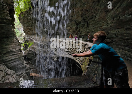 Watkins Glen State Park ist ein 400-Fuß-tief (120 m) schmale Schlucht im Bundesstaat New York Stockfoto