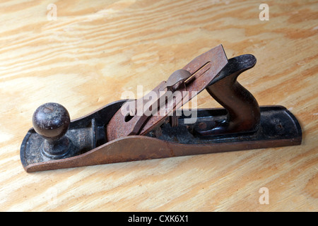 Ein Tischler Holz Flugzeug auf einem Tisch. Stockfoto