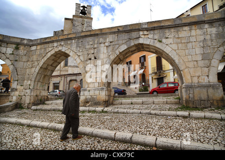 Das römische Aquädukt in Sulmona, Italien. Stockfoto