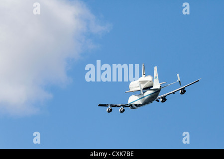 Das Space Shuttle Enterprise fliegt Huckepack auf einem Jet in den Himmel. Stockfoto