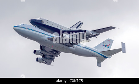 Das Space Shuttle Enterprise fliegt Huckepack auf einem Jet in den Himmel. Stockfoto