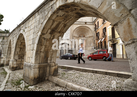 Das römische Aquädukt in Sulmona, Italien. Stockfoto