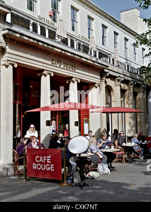 Pavement Cafe, Großbritannien. Gäste, die im Freien speisen, genießen die Sonne im Bistro-Restaurant Café Rouge Cheltenham Promenade Gloucestershire England Stockfoto
