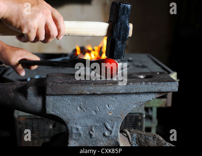 Machen ein dekoratives Muster auf dem Amboss Stockfoto