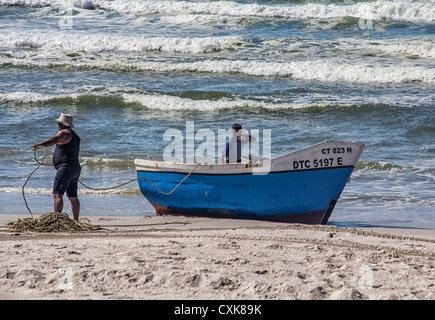 Fischer, die Vorbereitung zum Abrufen von ihr Netz an einem Strand in der Nähe von Cape Flats im Western Cape Stockfoto