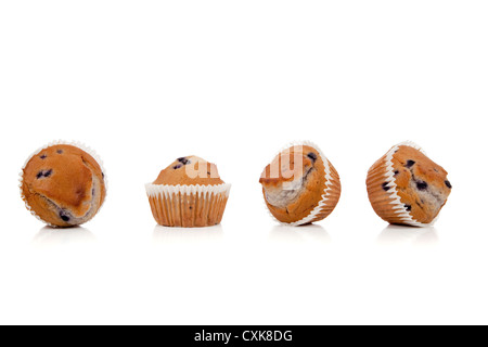 eine Reihe von Blaubeer-Muffins auf einem weißen Hintergrund mit Textfreiraum Stockfoto