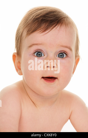 Kleinkind Baby in Windeln auf dem Boden liegend Stockfoto