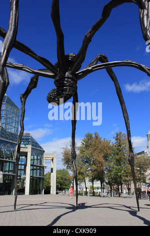 "Maman" eine Riesenspinne Skulptur geschaffen von Louise Bourgeois Zwerge die National Art Gallery of Canada in Ottawa, Ontario. Stockfoto