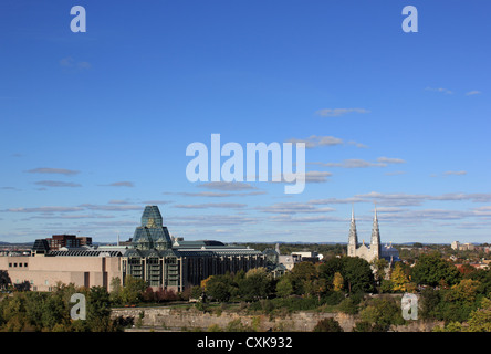 Die National Gallery of Canada mit Notre-Dame-Basilika auf der rechten Seite betrachtet vom Parliament Hill in Ottawa, Ontario, Kanada Stockfoto