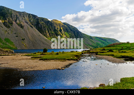 Die bedrohlich aussehende Wastwater Geröllhalden gebildet durch Erosion der Felsen über die steilen Hänge auf der süd-östlichen Seite des Sees, Stockfoto