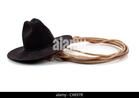 Schwarzer Cowboy-Hut und Lasso auf weißem Hintergrund Stockfoto