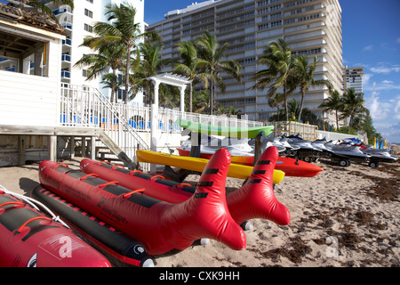 Wassersportgeräten vor vermieten von Ferienwohnungen Hotels und am Strand Entwicklungen Fort Lauderdale beach Florida usa Stockfoto