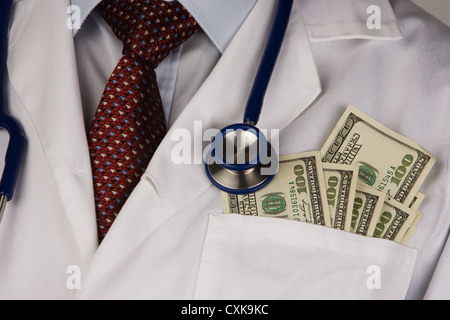 Dollarnoten und Stethoskop Stockfoto